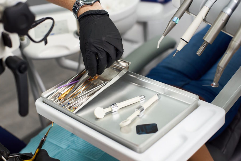 W dzisiejszych czasach stomatologia stale się rozwija, a wraz z nią pojawiają się coraz to nowsze i bardziej innowacyjne techniki leczenia kanałowego
