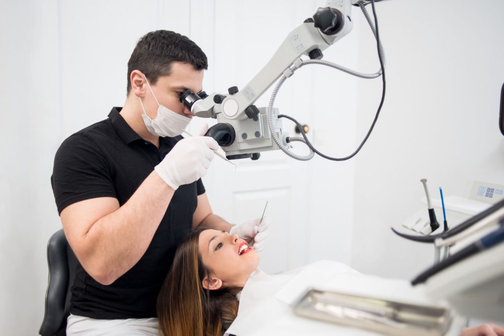 W dzisiejszych czasach stomatologia stale się rozwija, a wraz z nią pojawiają się coraz to nowsze i bardziej innowacyjne techniki leczenia kanałowego